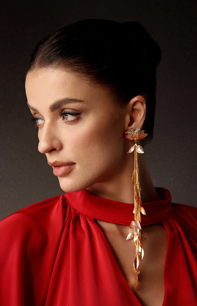 Hollie Asimetrik Metal Çiçekli Püsküllü Küpeler