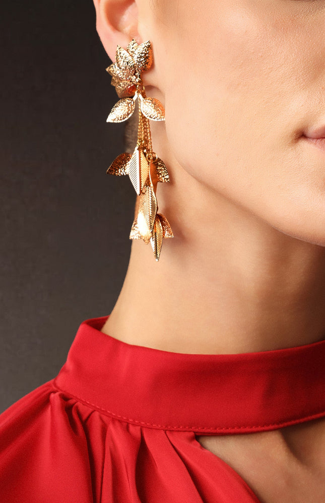 Hollie Asimetrik Metal Çiçekli Püsküllü Küpeler