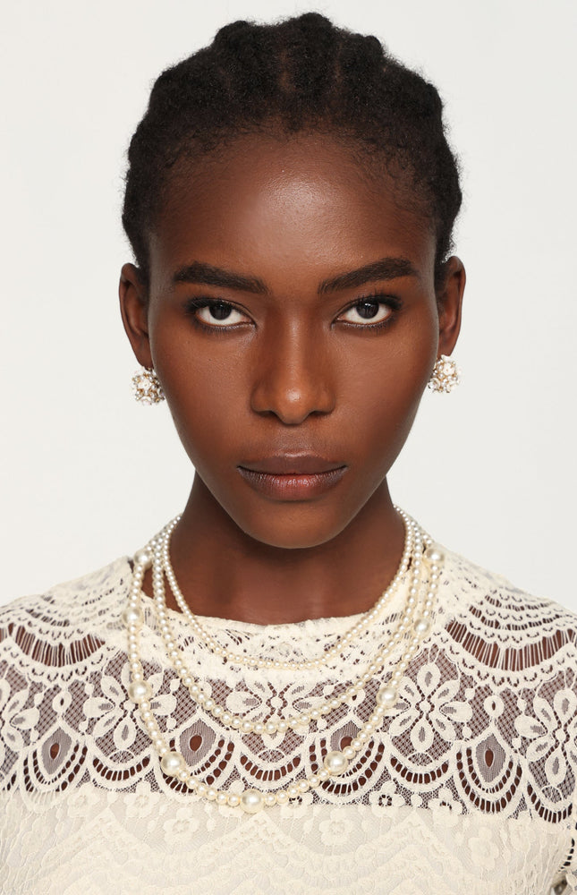 Maliya Çiçekli İnci ve Taş Detaylı Küpeler