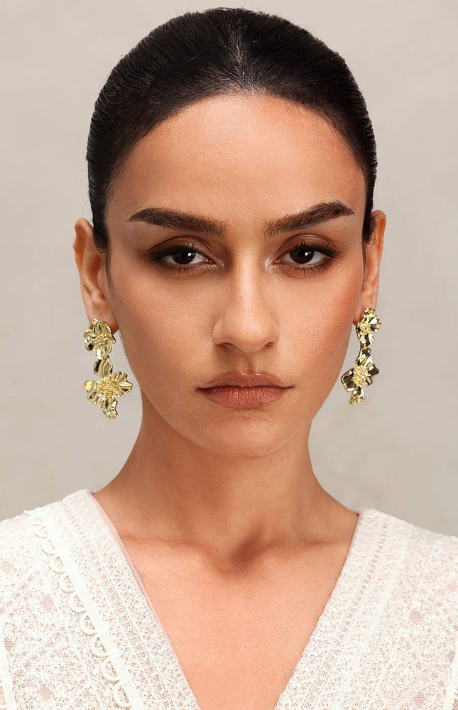 Kabartmalı Çiçek Desenli Metal Küpeler