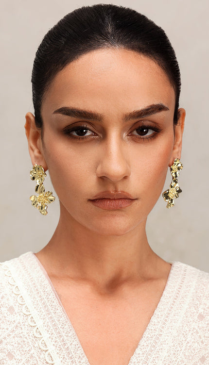 Kabartmalı Çiçek Desenli Metal Küpeler