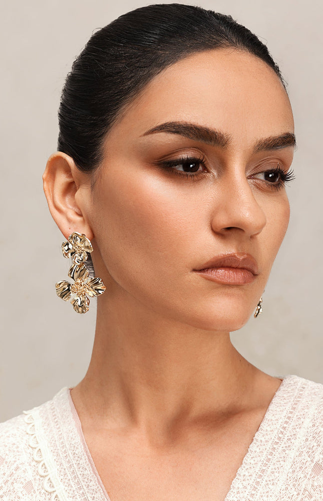 Kabartmalı Çiçek Desenli Metal Küpeler