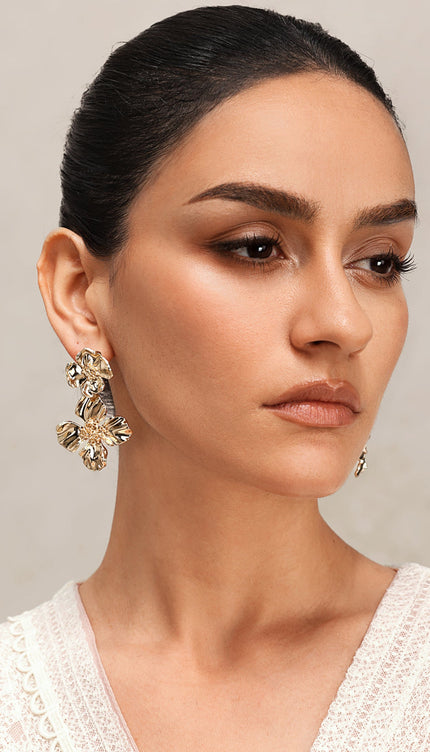 Kabartmalı Çiçek Desenli Metal Küpeler