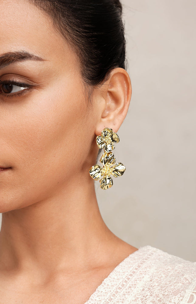 Kabartmalı Çiçek Desenli Metal Küpeler