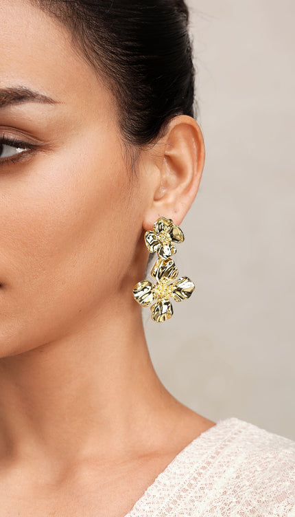 Kabartmalı Çiçek Desenli Metal Küpeler