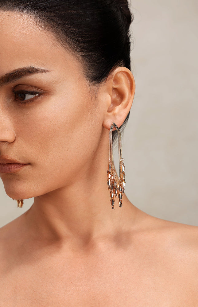 Valema Yaprak Detaylı Püsküllü Küpeler