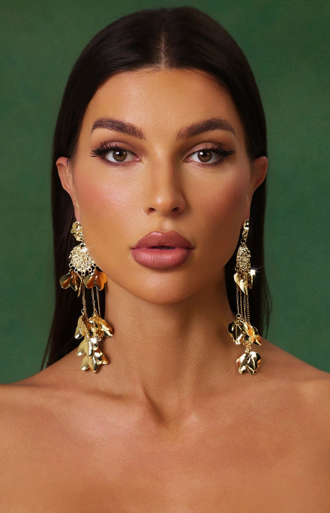 Nahla Püsküllü Çiçek Desenli Metal Küpe