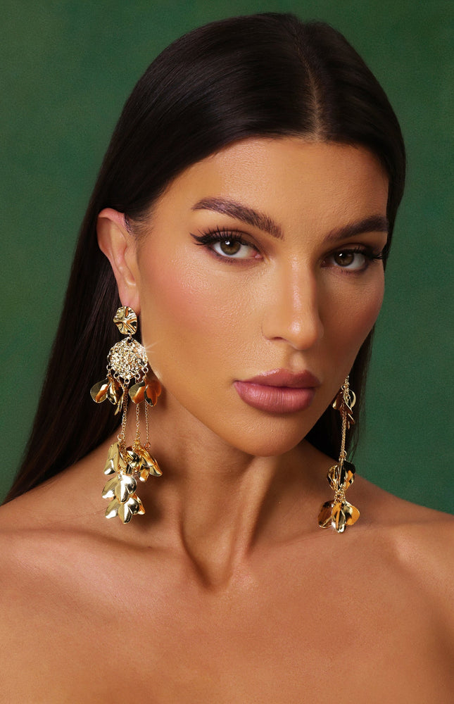 Nahla Püsküllü Çiçek Desenli Metal Küpe