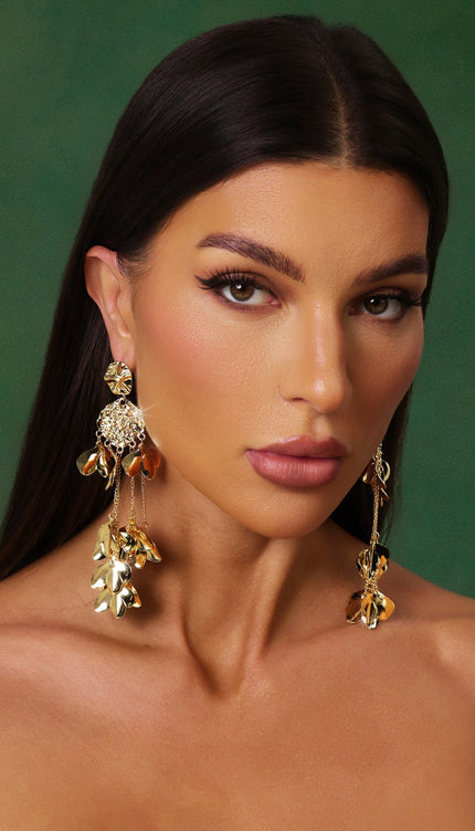 Nahla Püsküllü Çiçek Desenli Metal Küpe