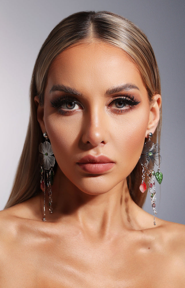 Evie Püsküllü Çiçekli Oymalı Küpeler