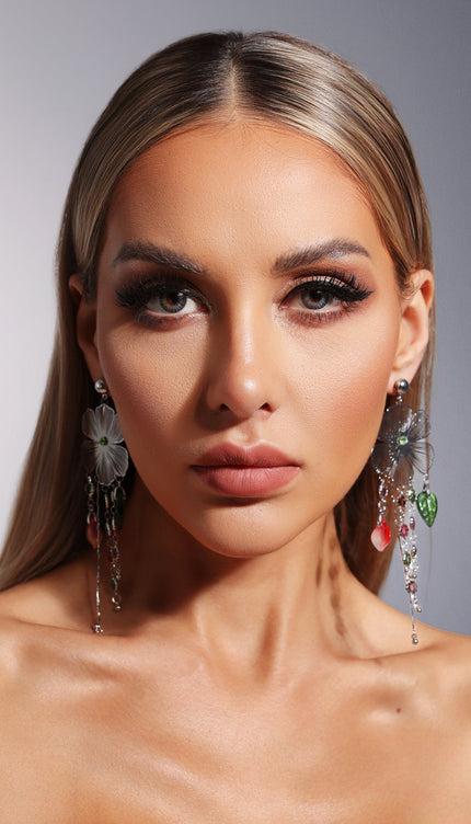 Evie Püsküllü Çiçekli Oymalı Küpeler