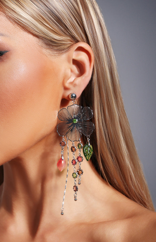 Evie Püsküllü Çiçekli Oymalı Küpeler