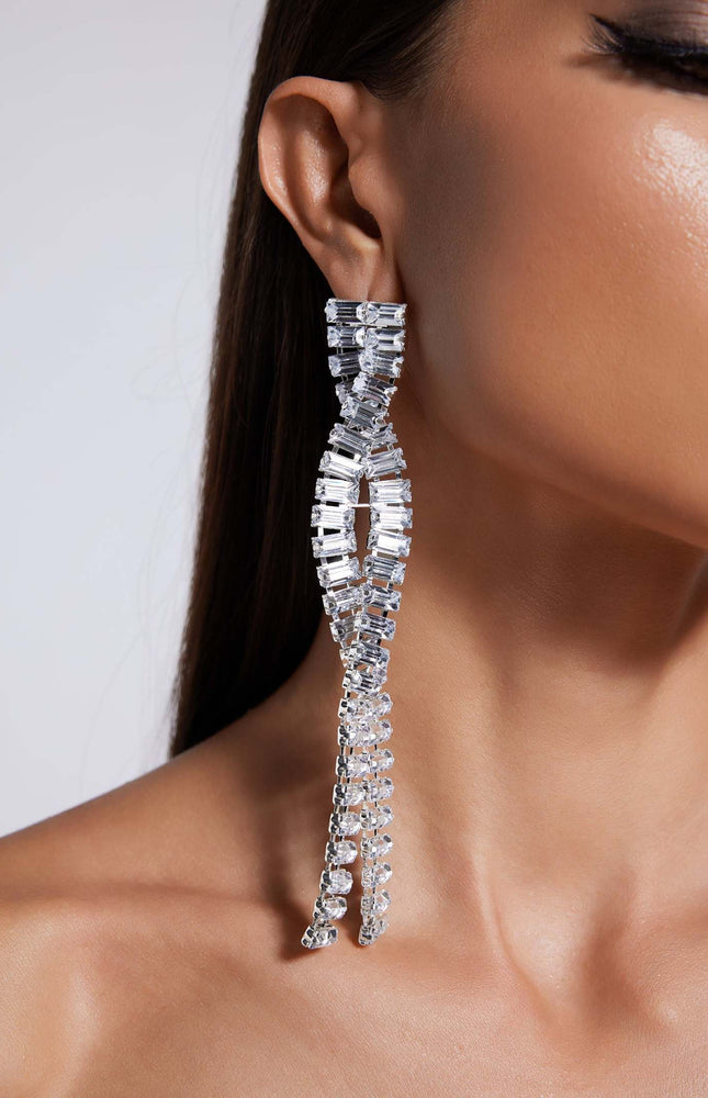 Henlina Çift Sıralı Taş Detaylı Küpeler