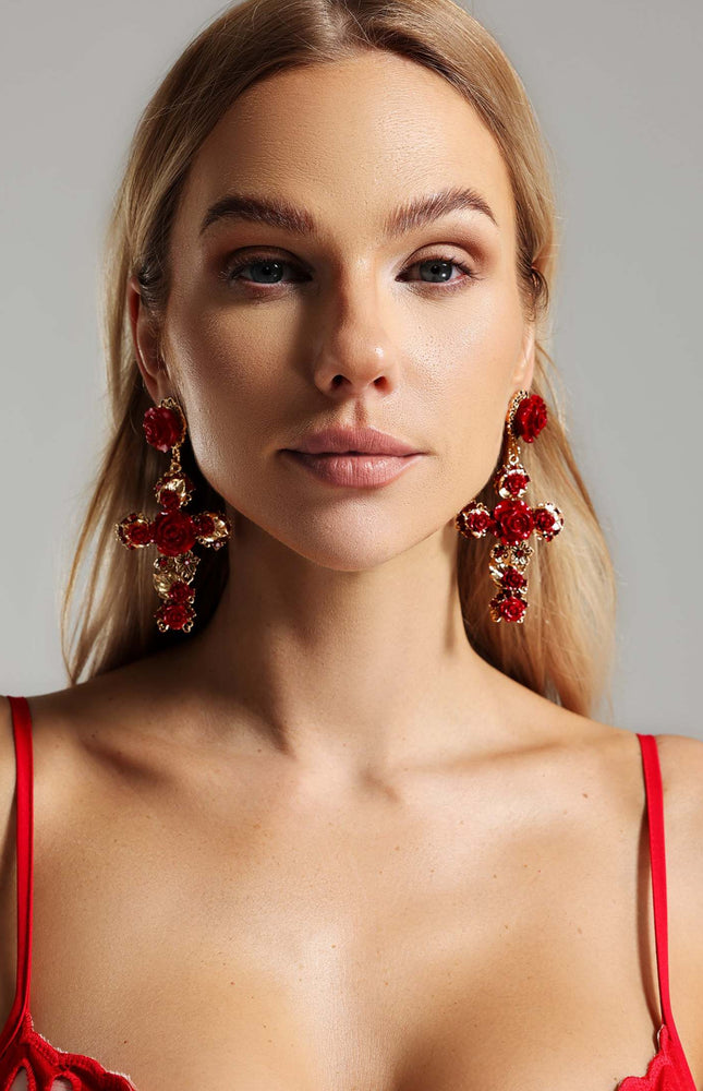 Mary Çiçek ve Haç Motifli Küpeler