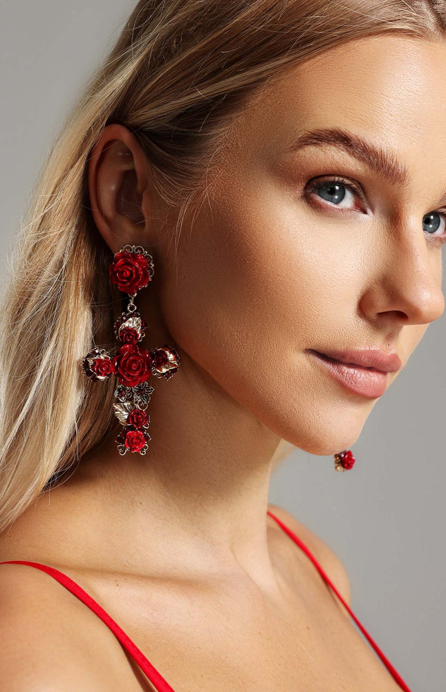 Mary Çiçek ve Haç Motifli Küpeler