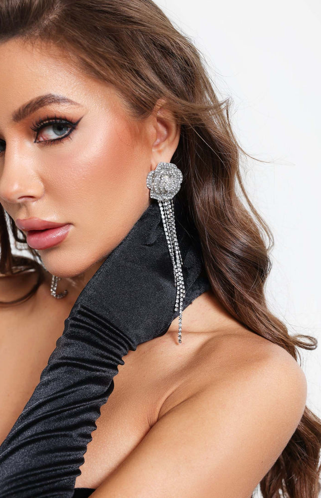 Meryl Gül Püsküllü Küpeler