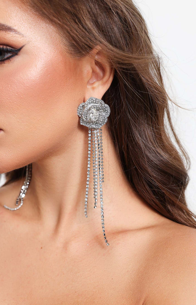 Meryl Gül Püsküllü Küpeler