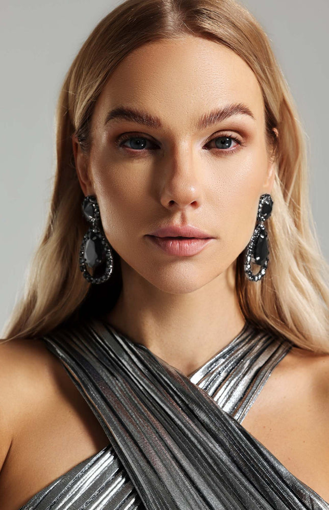 Su Damlası Şeklinde Taşlı Küpeler