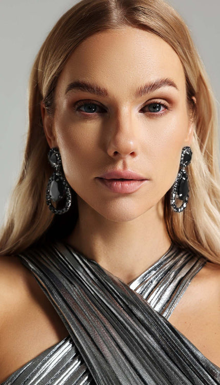 Su Damlası Şeklinde Taşlı Küpeler