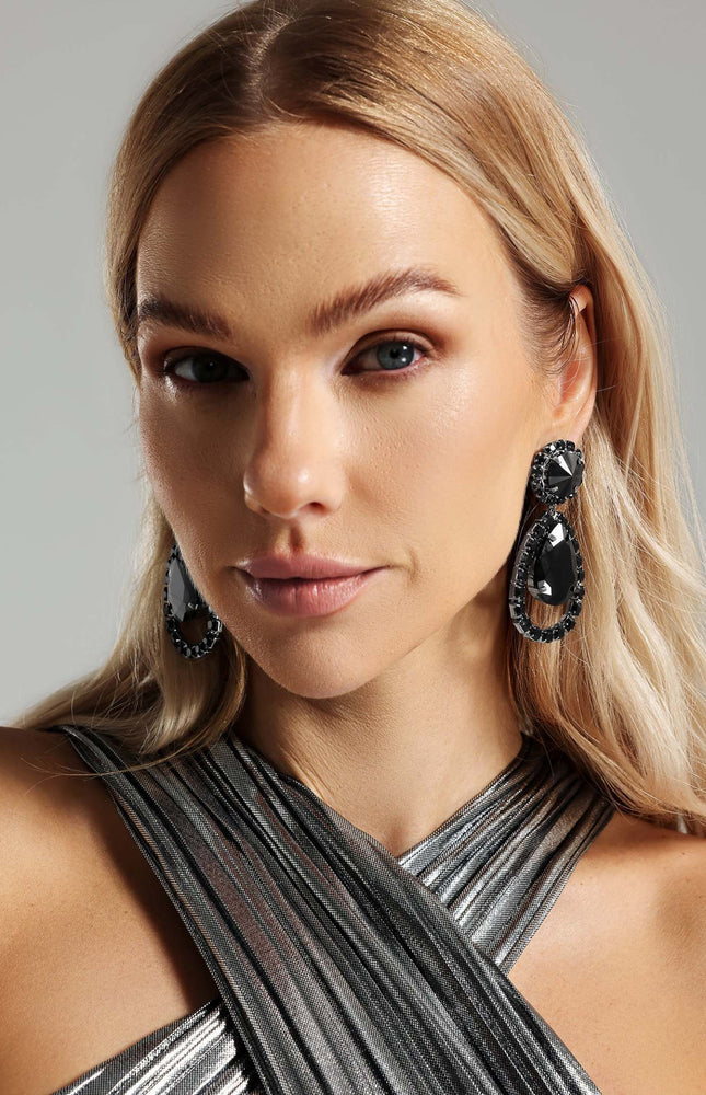 Su Damlası Şeklinde Taşlı Küpeler