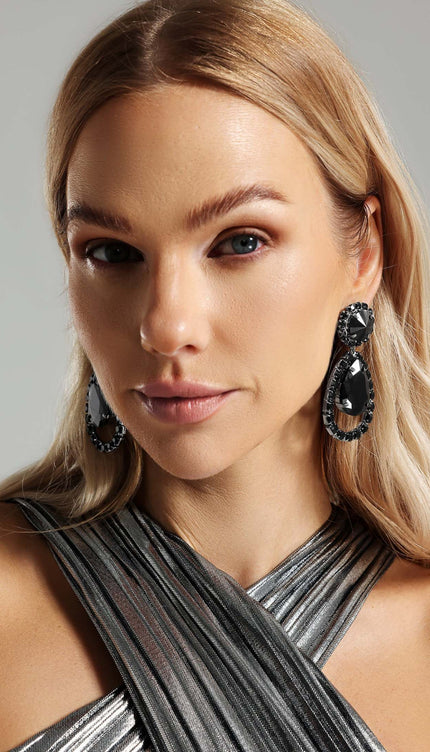 Su Damlası Şeklinde Taşlı Küpeler