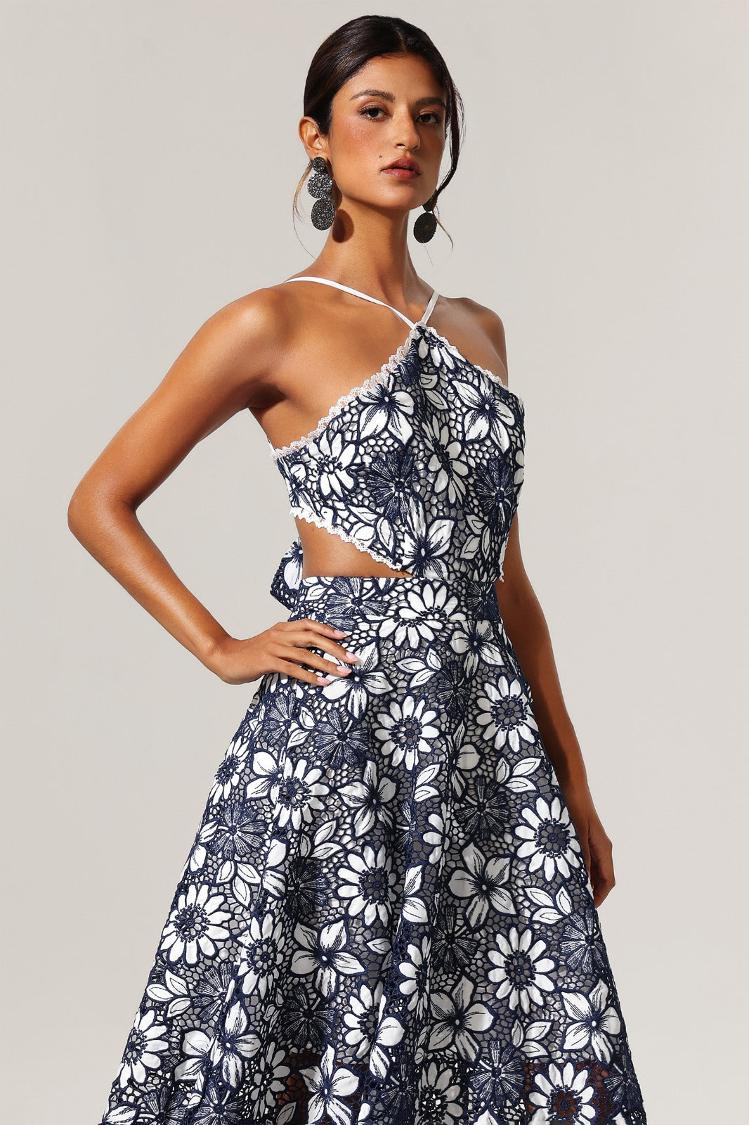 Çiçek Desenli Dantel Kolsuz Elbise