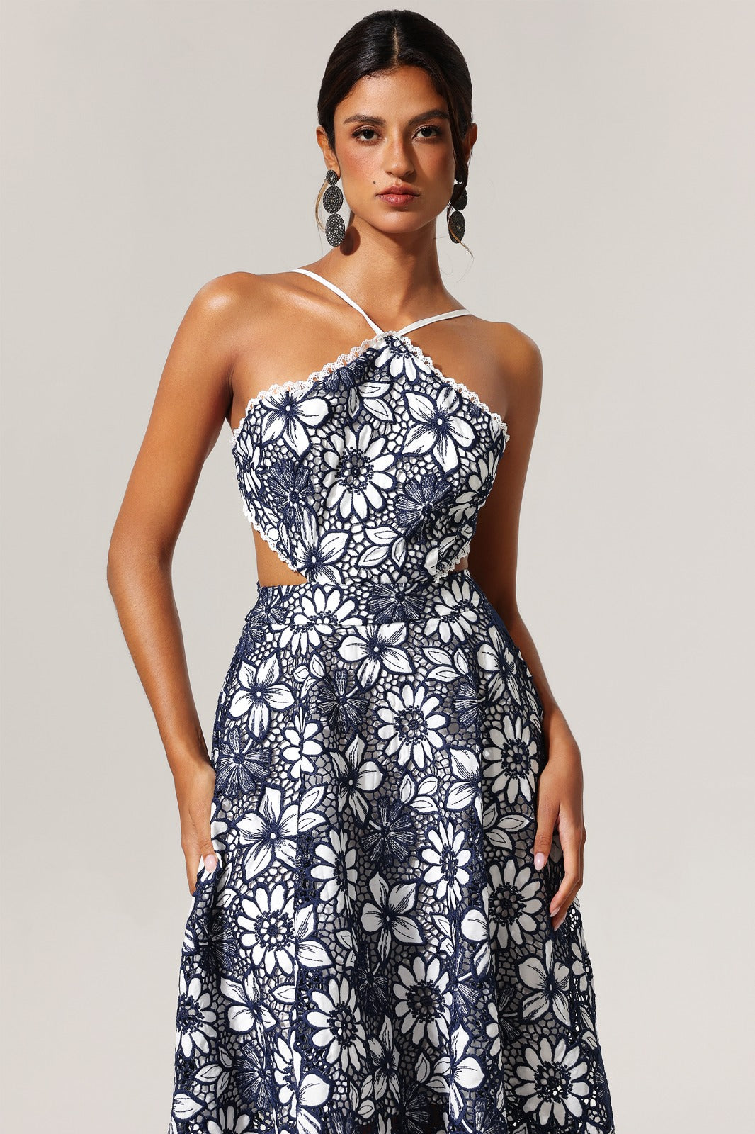 Çiçek Desenli Dantel Kolsuz Elbise