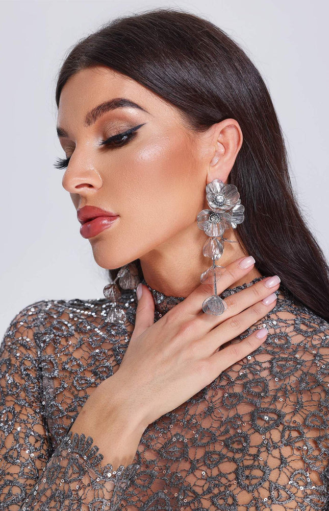 Metalik Çiçek Desenli Darva Küpeler